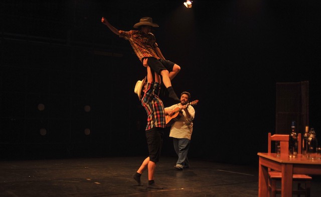 Entre penas y botellas