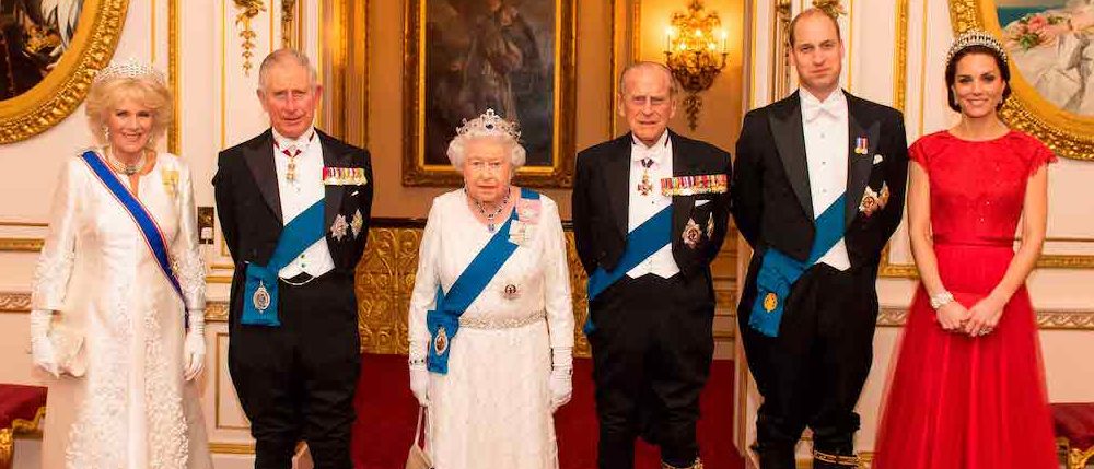 Reina: Madre y Monarca.